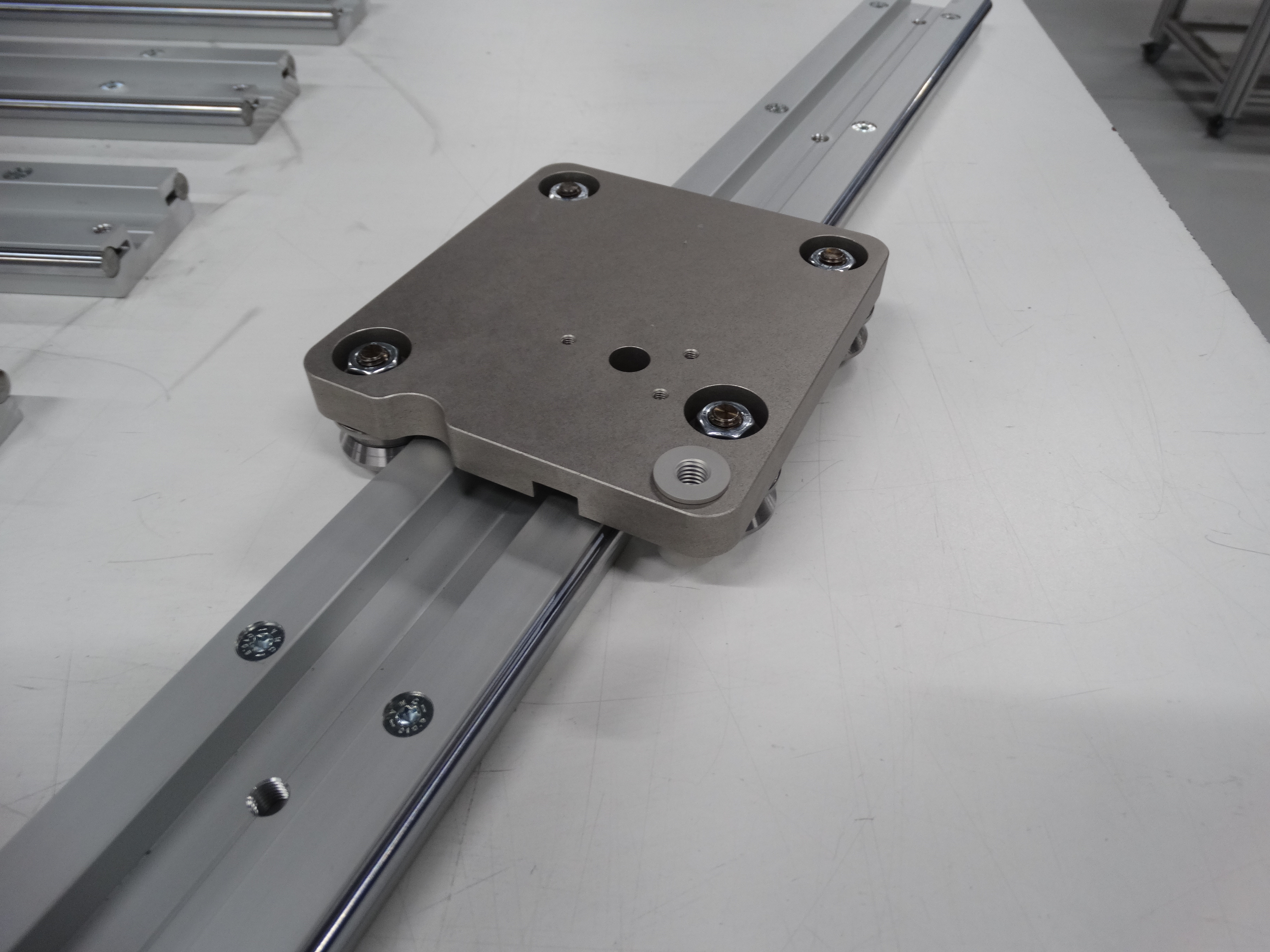 Linear guides with special carriage